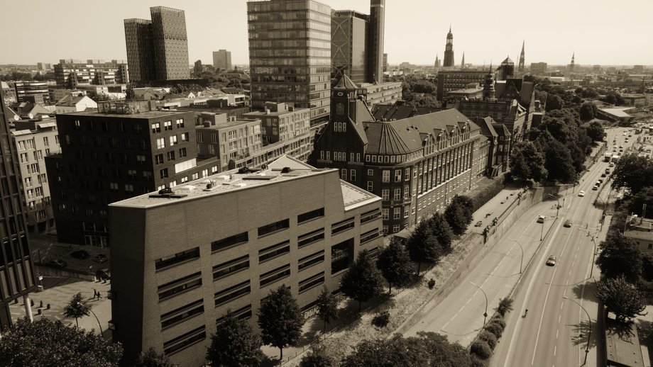 Das Schwarz-Weiß-Foto zeigt das Institut 2018 mit dem Neubau.