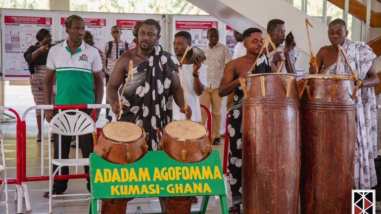 Traditional music announces the arrival of the King. The photo shows a traditional Ghanaian drum group announcing the arrival of the King.