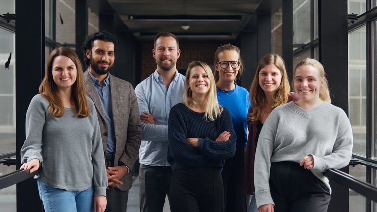 Group picture of the Leibniz Research Group Lassa-Pathophysiology Gruppenbild der Leibniz Research Group Lassa-Pathophysiology: 7 Personen stehen in einem lichtdurchfluteten Flur und schauen in die Kamera.