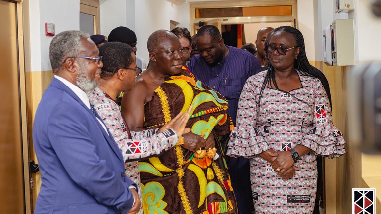 Inauguration of the new institute building The photo shows the King and Chancellor of the University, the Vice Chancellor of the University, the Scientific Director of KCCR and the Health Policy Advisor to the President of Ghana standing in the corridor of the new building.