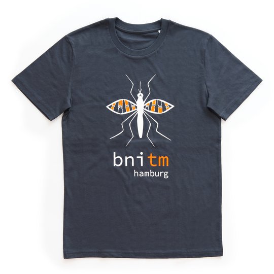 Motiv "BNITM-Mücke", Farbe: grau - Design: Robert Marggraff Zu sehen ist ein graues T-Shirt mit Aufdruck