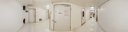 Tierhaltung Das Foto zeigt zwei weiße Flure der Tierhaltung. Mehrere weiße Türen gehen vom Flur ab.