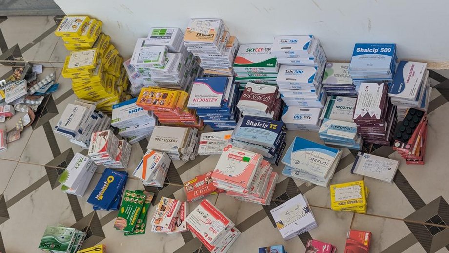 Medikamentenpackungen Auf dem Foto sind bunte Medikamentenpackungen auf dem Fußboden in mehreren Haufen gestapelt.