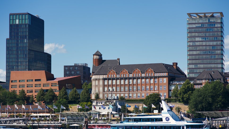 Die Institutsgebäude im Hamburger Hafen vor blauem Himmel