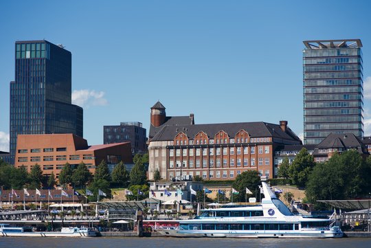 Foto von Neu- und Altbau des Bernhard-Nocht-Instituts für Tropenmedizin Die Institutsgebäude vor blauem Himmel