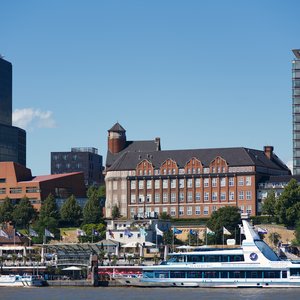 Die Institutsgebäude im Hamburger Hafen vor blauem Himmel