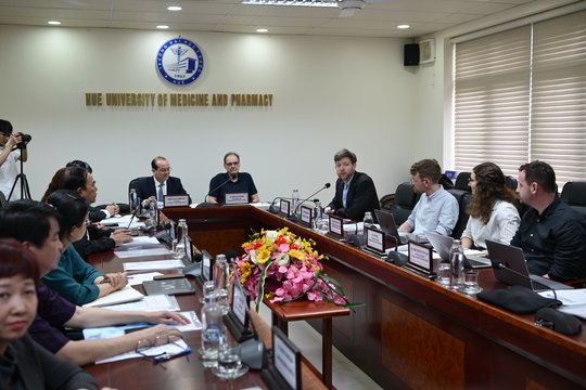 Official kick-off meeting with representatives of the three provinces. The picture shows several people around a table with microphones.