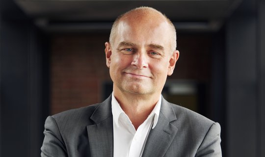 Prof. Dr. Jürgen May Porträtfoto von Prof. Dr. Jürgen May, eines erfahrenen freundlich blickenden Forschers