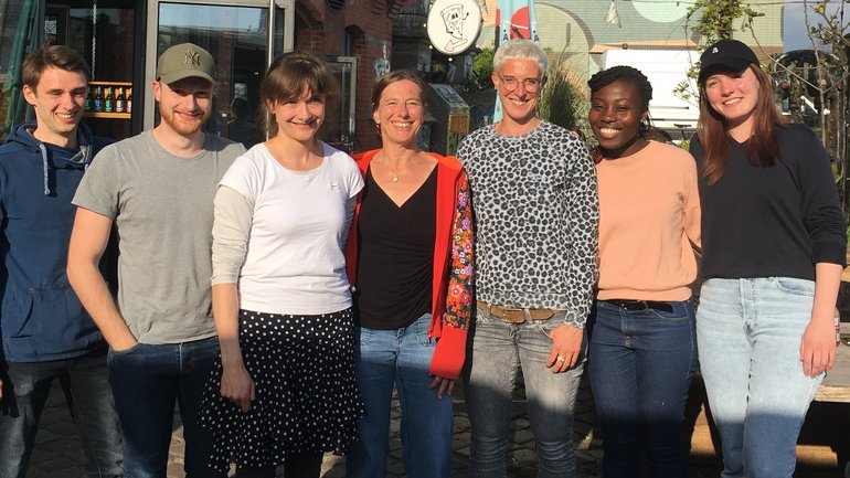 Gruppenbild der Ag Helminthen-Immunologie. Gruppenbild der Ag Helminthen-Immunologie: Zu sehen sind 7 Personen die auf einer Treppe als Gruppe gemeinsam stehen. Alle lachen in die Kamera.