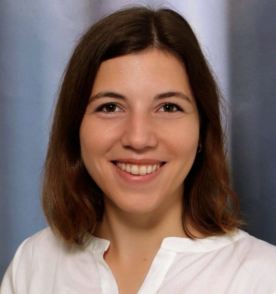 Valeria Füsslin Eine lächelnde Frau, grauer Hintergrund