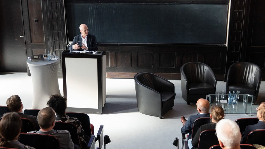 Hamburg's First Mayor Dr Peter Tschentscher in the lecture hall of BNITM Photo of Hamburg's First Mayor Dr Peter Tschentscher in the lecture hall of BNITM