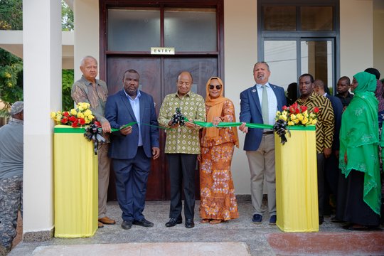 Cutting the ribbon. Left to right: Minister of Legal Affairs, Constitution and Good Governance, Deputy Minister of Health, President of Zanzibar and Chairman of the Revolutionary Council, First Lady, CEO of Lady Fatemah Charitable Trust, Regional Commissi Eight country leaders cutting the ribbon on opening day of the new laboratory in Zanzibar, Tanzania