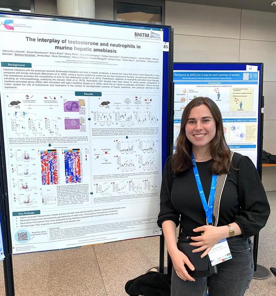 Barbara Honecker from RG Lotter received an award for her poster presentation Barbara Honecker from RG Lotter stands in front of her poster at the conference, smiles into the camera and waits for interested visitors