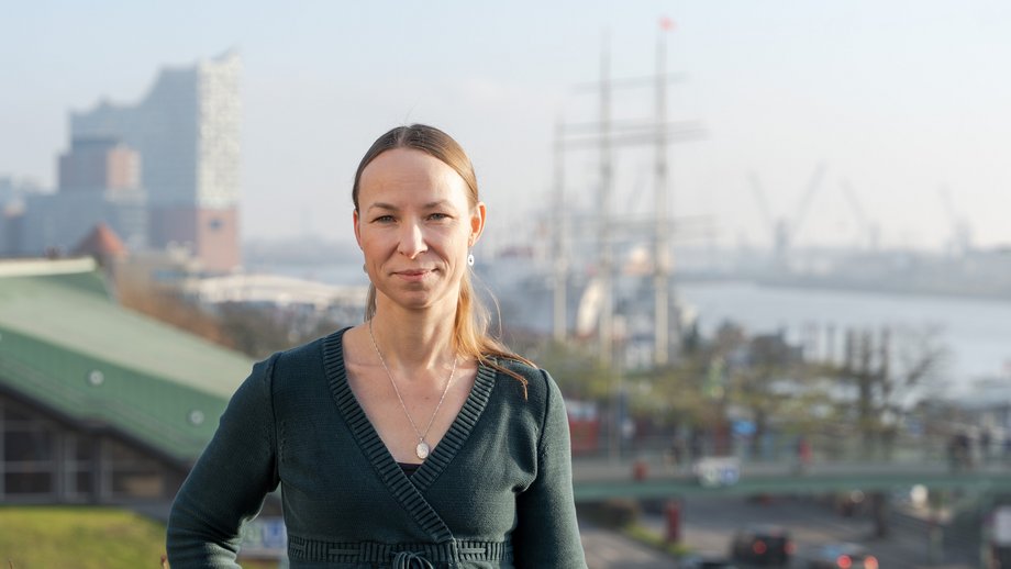 Prof. Dr. Maria Rosenthal Porträtfoto von Prof. Dr. Maria Rosenthal, im Hintergrund die Elbphilharmonie und ein Dreimaster