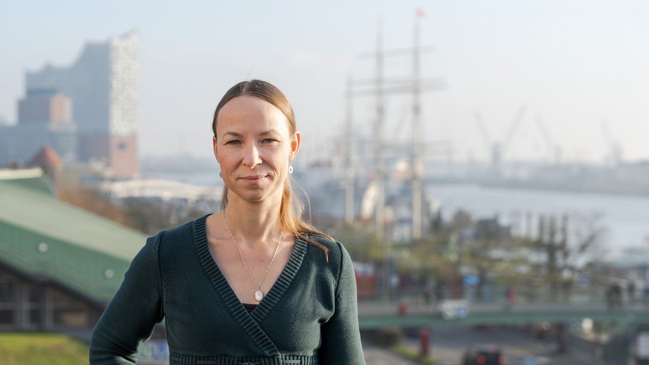 Prof. Dr. Maria Rosenthal Porträtfoto von Prof. Dr. Maria Rosenthal, im Hintergrund die Elbphilharmonie und ein Dreimaster