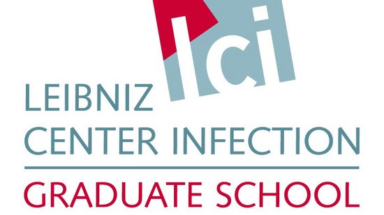 Logo Leibniz Center Infection: in blau-grau steht in der Mitte des Logos Leibniz, daneben ist ein angewinkeltes ebenfalls blaue-graues Rechteck, bei dem eine Ecke asymetrisch in rot eingefasst ist. In dem Recheckt sieht man in weiß die Buchstaben L C I. Unter Leibniz steht ebenfalls in blau-grau Center Infection.Darunter in Rot Graduate School.