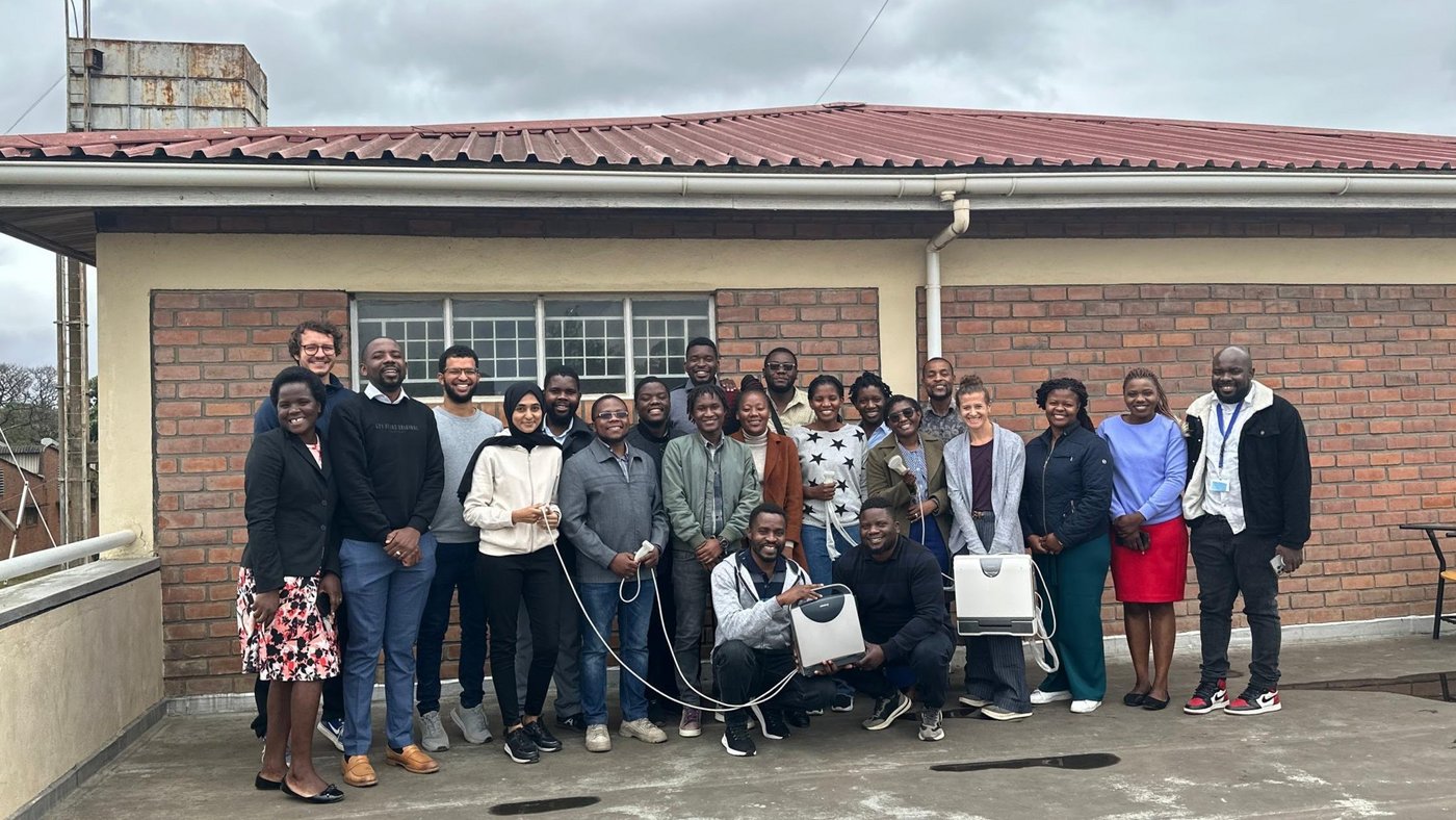 Das Bild zeigt Teilnehmende und Dozenten des POCUS-Kurses zur Ausbildung von Dozenten in Blantyre.