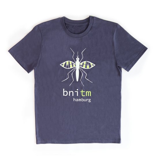 Motiv "BNITM-Mücke", Farbe: aubergine - Design: Robert Marggraff Zu sehen ist ein lilanes T-Shirt mit Aufdruck