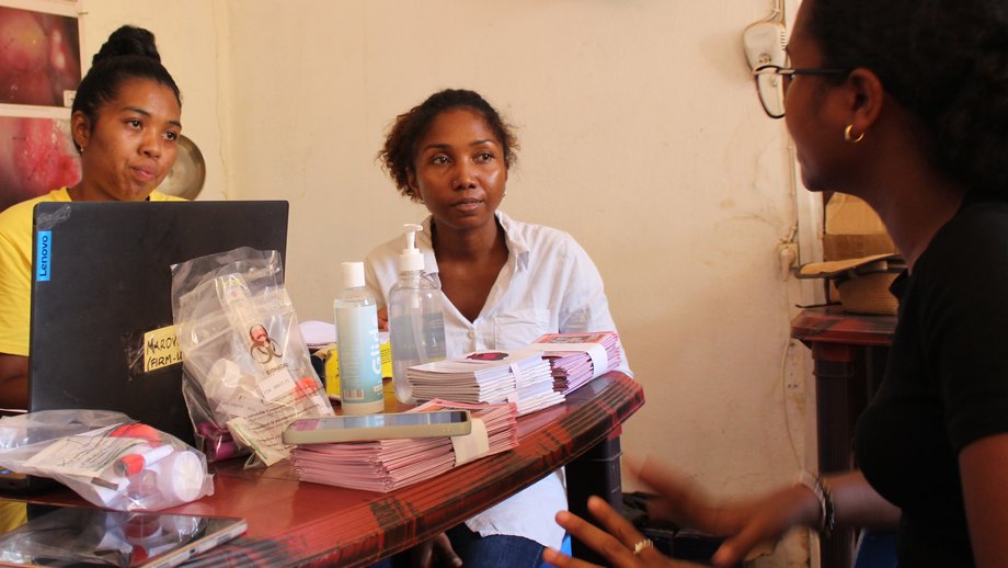 Grundversorgungszentrum in Madagaskar Auf dem Foto sind drei Frauen zu sehen, die um einen Tisch herum sitzen und miteinander reden.