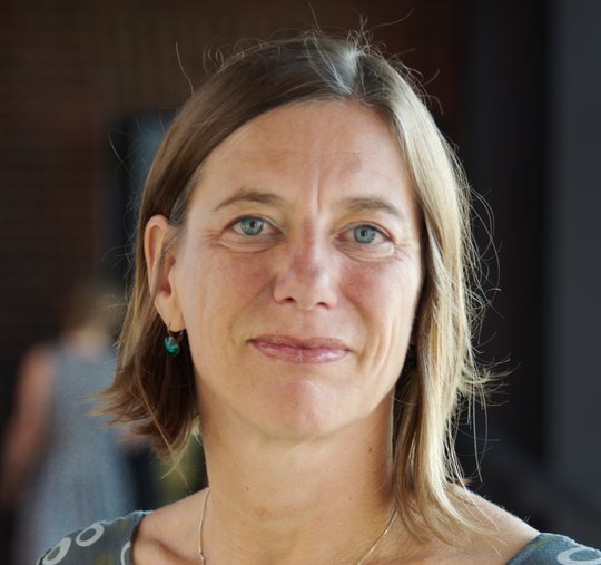 Prof. Dr. Minka Breloer Prof. Dr. Minka Breloer: eine Forscherin, mit kinnlangen Haaren. Sie trägt eine gemusterte Bluse.