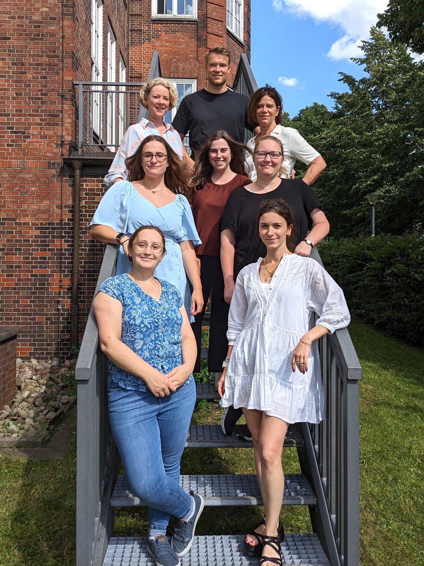 The research group with 8 members ist standig on a scale in the garden of the bernhard-Nocht-Institut. it´s quiet summery.