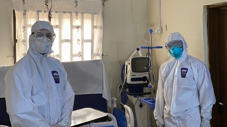 Wardteam in personal protective suits. The photo shows two people in personal protective suit standing in a ward.