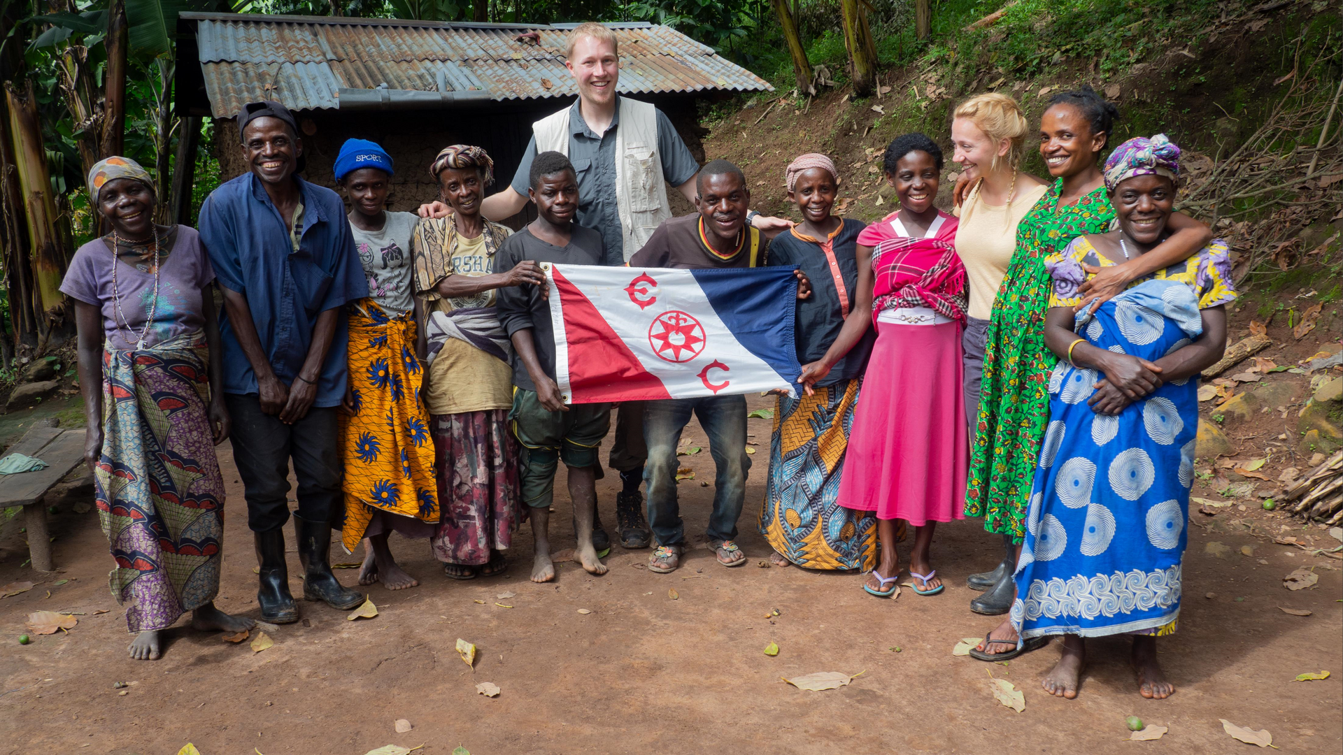 The photo shows two research group members with a group of Batwa communitiy members. The community lives remotely at the edge of the Bwindi Impenetrable Rainforest of Uganda, and has participated in one of the research group’s ethnopharmacological studies.