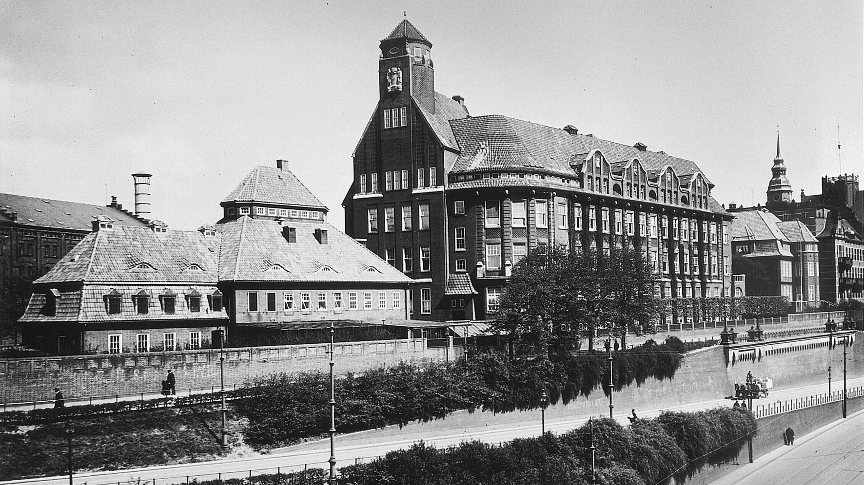 Das Schwarz-Weiß-Foto zeigt das Institut um 1914.