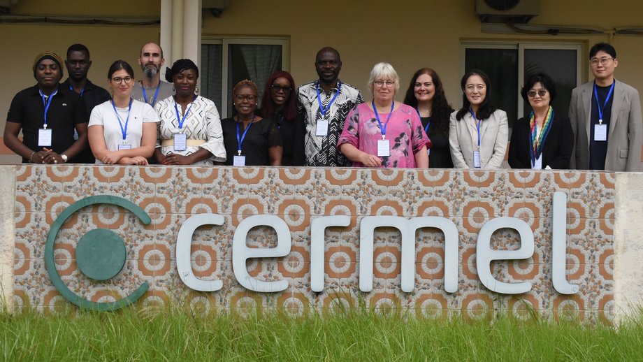 Treffen der Kooperationspartner in Lambaréné/ Gabun Gruppenfoto vorm CERMEL