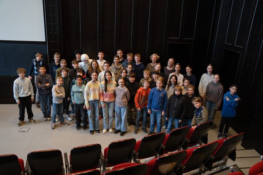 Gruppenfoto Jugendzukunftstag 2025 Eine Gruppe von ca. 40 Schüler:innen steht im historischen Hörsaal des BNITM.