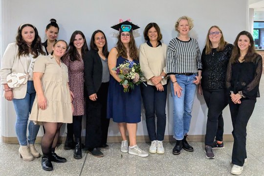 Members of the RG Lotter The picture shows members of the Lotter working group who supported Charlotte Hansen with her dissertation. In the centre of the group is charlotte Hansen with a doctor's hat and a bouquet of flowers.