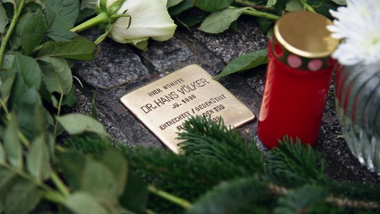 Stumbling stone for Dr Hans Völker Photo of the stumbling stone in front of the institute with the inscription ‘Dr. Hans Völker lived here. Born in 1898. Disenfranchised / humiliated. Fled to his death on 7 November 1938.’