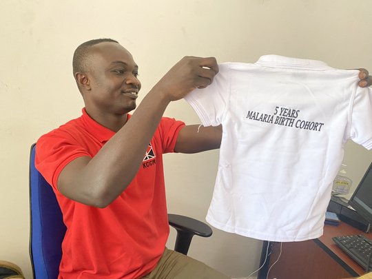 MBC study coordinator Felix Osei Boateng showing us the back of the T-Shirt. MBC study coordinator Felix Osei Boateng showing us the back of the T-Shirt