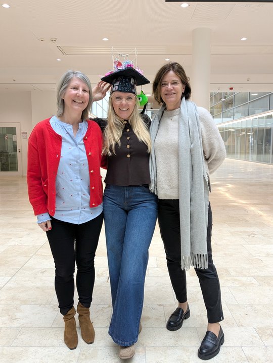 Lara Buer with doctoral advisors In this photo, Lara Buer stands in the middle between her supervisors, Bianca Schneider from the Borstel Research Center and Hanna Lotter from the Bernhard Nocht Institute for Tropical Medicine. They are standing in the lobby of the University of Lübeck, with their arms around each other, and look happy.