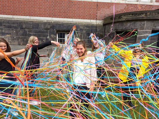 Marie is celebrated by her colleagues at the subsequent summer party. Marie Groneberg, the institute's newly crowned prizewinner, is seen here in the garden with her colleagues, as she is showered with streamers..