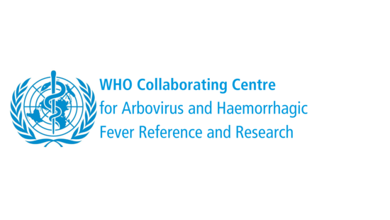 Zu sehen ist das Logo der WHO auf blauem Grund. Eine Äskulapstab vor einer Weltkarte mit einem Kranz in blau. Daneben in blauer Schrift WHO Collaborating Centre for Arbovirus and Haemorrhagic Fever Reference and Research.