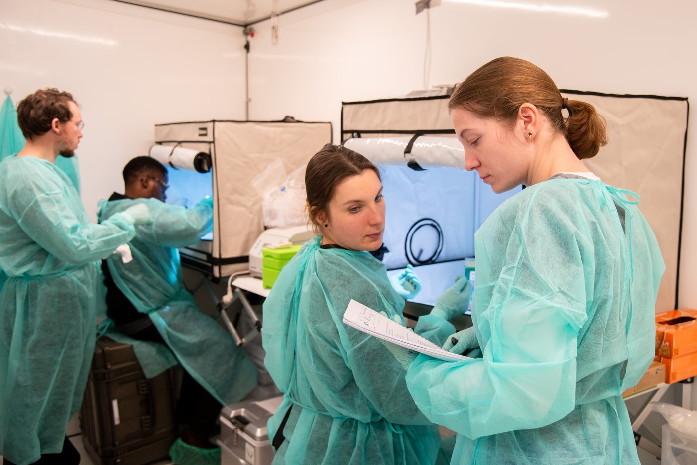 Im MOBILISE-Truck Das Foto zeigt mehrere Wissenschaftler:innen im Inneren des MOBILISE-Trucks.