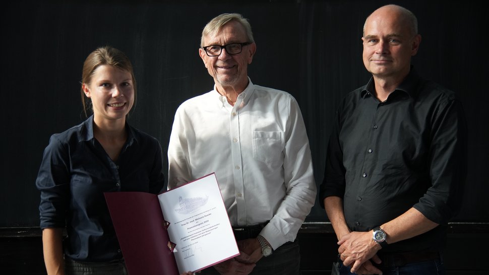 Das Foto zeigt von links nach rechts eine der beiden Preisträgerinnen Dr. Michaela Raacke, VdF-Vorstandsvorsitzender Manfred Schüller und BNITM-Chair Prof. Jürgen May.