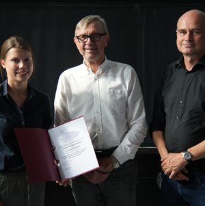 Das Foto zeigt von links nach rechts eine der beiden Preisträgerinnen Dr. Michaela Raacke, VdF-Vorstandsvorsitzender Manfred Schüller und BNITM-Chair Prof. Jürgen May.