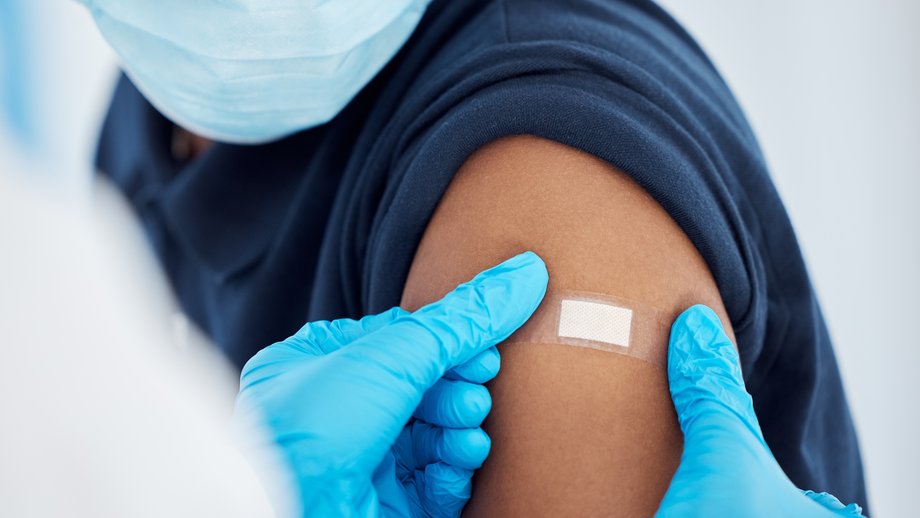 SCIENCE: Kommunikation der US-Gesundheitsbehörde CDC unterminiert Vertrauen in Impfungen Nahaufnahme eines Arms mit Pflaster nach Impf-Injektion