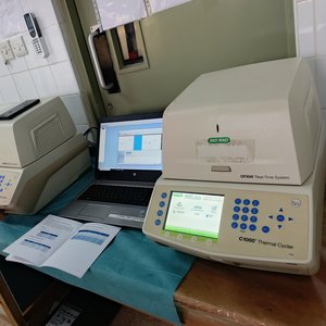 Mobile Diagnostik Das Foto zeigt mehrere Laborgeräte für die Virus-Diagnostik