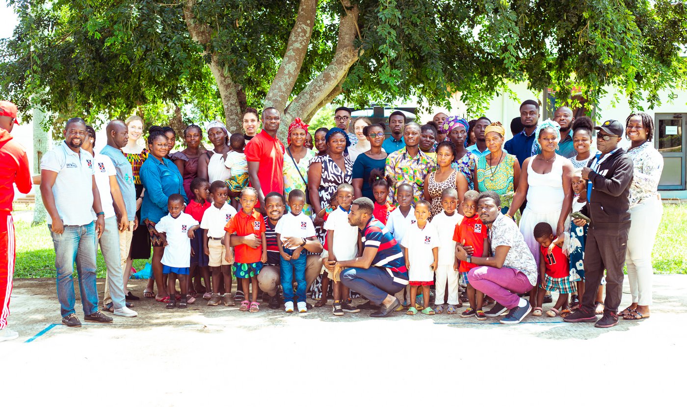 The Agogo study team with MBC mothers/guardians and children, and three visitors from Hamburg.