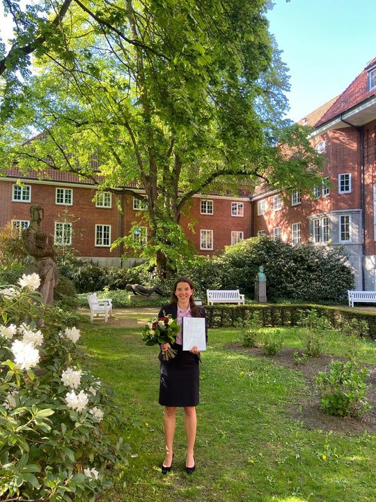 Our student Luisa Berckenhagen with her Thesis Luisa Berckenhagen in the garden holding her thesis