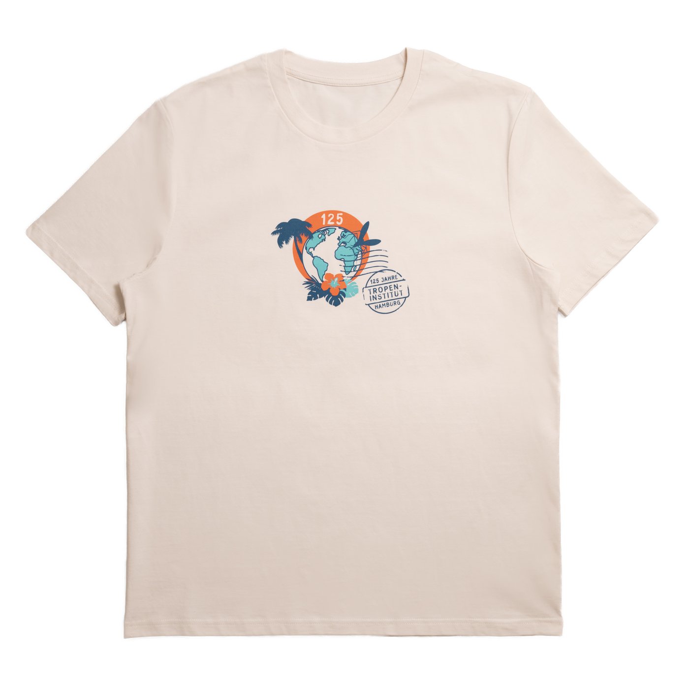 T-Shirt weiß „125 Jahre BNITM“ - Design: Robert Marggraff Cremefarbenes T-Shirt mit einem stilisierten Globus mit blauen Kontinenten, Palmen, orangefarbenem Kreis und dem Text „125 Jahre Tropen Institut Hamburg“. Tropisches, festliches Design.
