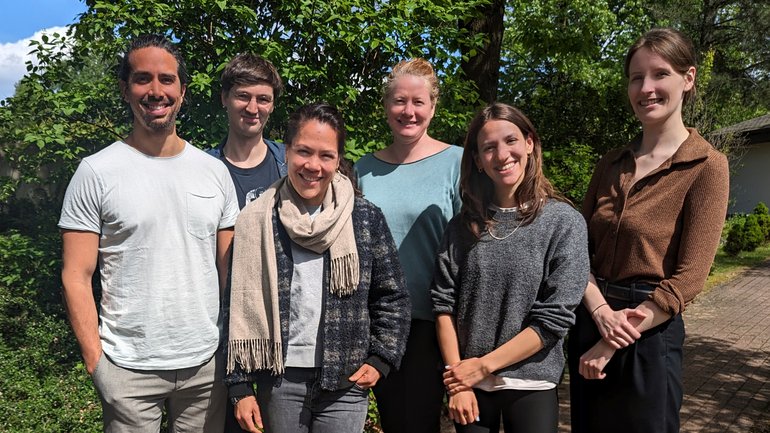 iACE group picture (f.l.t.r.: Ricardo Strauss, Jonathan Ströbele, Dewi Ismajani Puradiredja, Kathrin Schuldt, Theresa Habermann, Juliane Boenecke) Gruppenfoto der Arbeitsgruppe Interdisciplinary Academy of Competence & Education for Global Health (iACE)