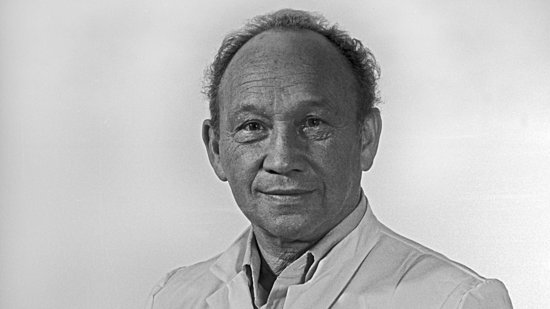 Dr Günther Müller 1986 Direct black and white portrait photo of Dr Günther Müller 1986