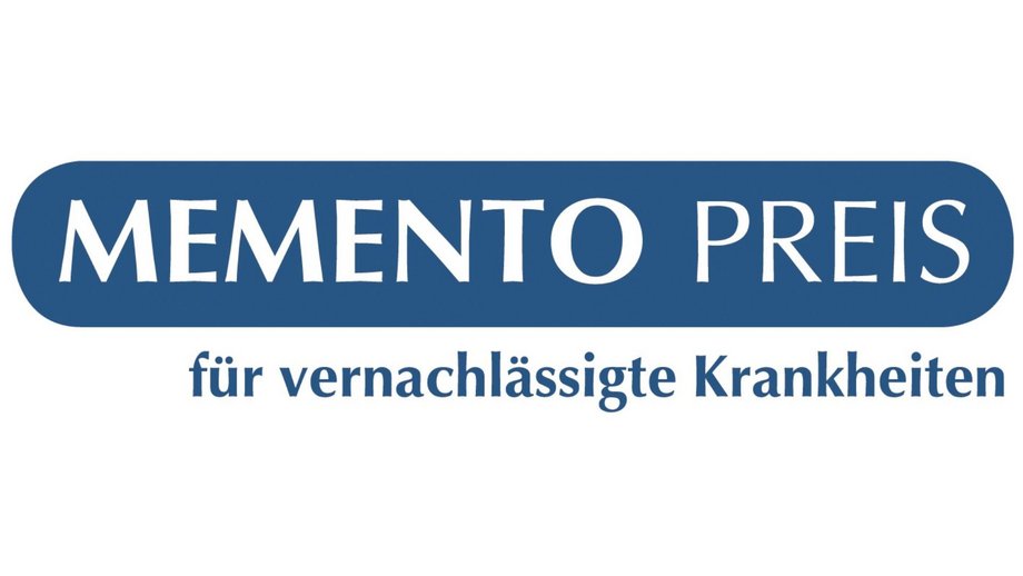 Logo des Memento Preis: Ein blaues, abgerundetes Rechteck mit weißem Schriftzug 'MEMENTO PREIS' und dem Untertitel 'für vernachlässigte Krankheiten'.