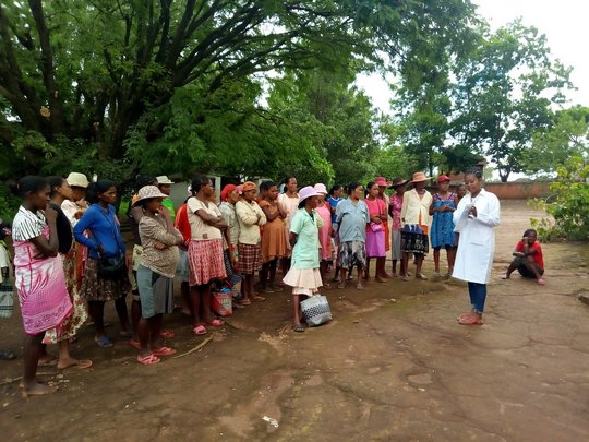 freeBilly project Eine große Gruppe schwangerer Frauen steht vor einer Pflegerin, die anhand eines Zettels der Gruppe etwas erklärt. Die Gruppe steht draußen im Grünen.