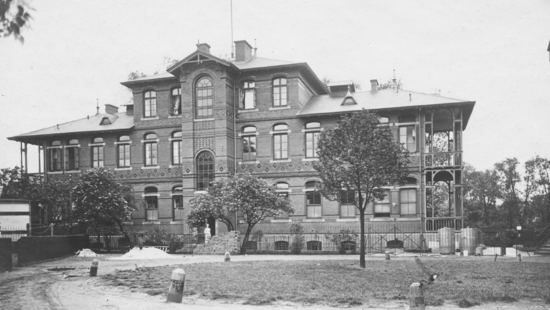 Black and white photo of the Seamen's Hospital