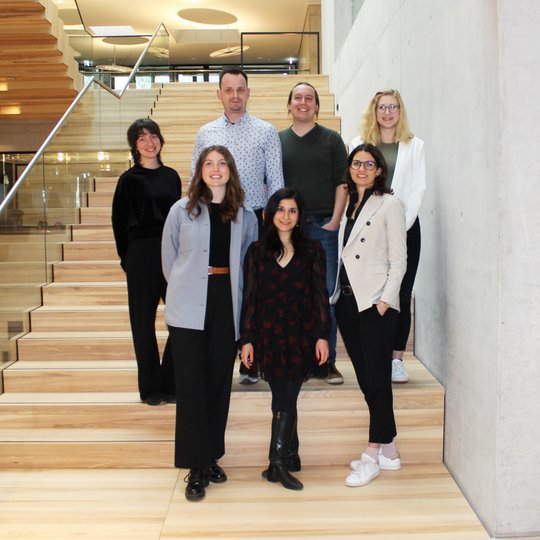 Die Arbeitsgruppe Gesunsheitskommunikation am BNITM Eine Gruppe von Menschen steht auf einer Treppe.